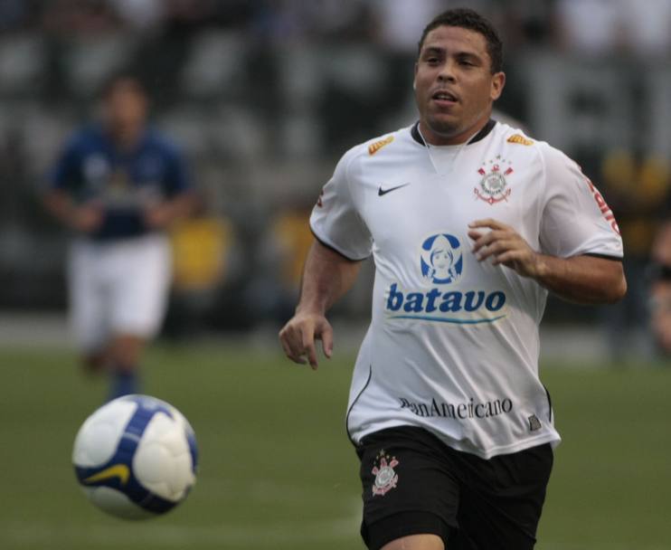 Nel 2009 Ronaldo firma un contratto con il Corinthians. Qui in azione a San Paolo il 25 ottobre dello stesso anno con la sua nuova maglia nell’incontro del  Brasileirao contro il Cruzeiro. Il Corinthians  stata l&#39;ultima squadra del Fenomeno, che il 14 febbraio del 2011, a 34 anni, ha annunciato il ritiro dal calcio (Getty)